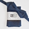 Kép 1/3 - Kék lenvászon díszzsebkendő és csokornyakkendő szett