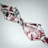Kép 2/2 - Díszzsebkendő és csokornyakkendő szett - virágos