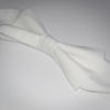 Kép 1/2 - Fehér esküvői díszzsebkendő és csokornyakkendő szett