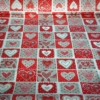 Kép 2/2 - Furoshiki kendő ajándékcsomagoló - piros patchwork szíves - 2 az 1-ben