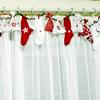 Kép 3/4 - 24 db-os piros - fehér klasszikus adventi naptár füzér zsákokkal és zoknikkal
