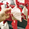 Kép 2/4 - 24 db-os piros - fehér klasszikus adventi naptár füzér zsákokkal és zoknikkal