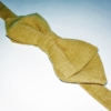 Kép 2/2 - Okker sárga lenvászon díszzsebkendő és csokornyakkendő szett