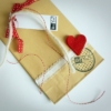 Kép 2/3 - Anyák napjára környezetbarát ajándék - piros szívecskés textilzsebkendő