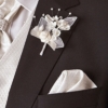 Kép 2/2 - Fehér esküvői díszzsebkendő és csokornyakkendő szett