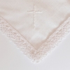 Kép 1/2 - Keresztelői ajándék - hímzett csipkés zsebkendő keresztelőre, elsőáldozásra kereszt díszítéssel
