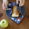 Kép 1/4 - AKCIÓS iskolai újraszalvéta meglepetés mintával, élelmiszerbiztos tízórai csomagoló - kisebb méretű szendvicseknek