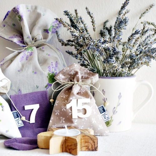 Levendulás adventi kalendárium, karácsonyi dekoráció lila és bézs színben