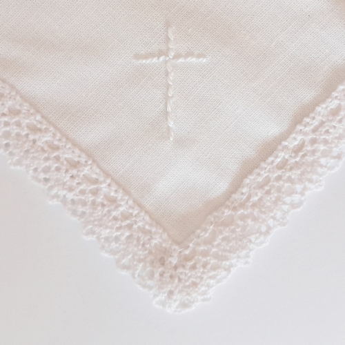 Keresztelői ajándék - hímzett csipkés zsebkendő keresztelőre, elsőáldozásra kereszt díszítéssel