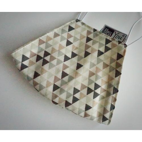 Textil szájmaszk állítható pánttal.