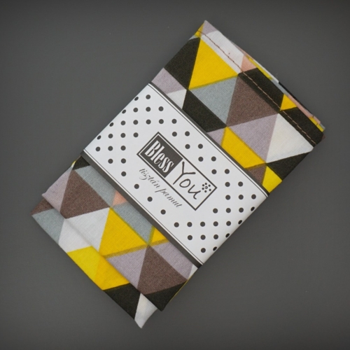 Zerowaste csomagolás - furoshiki ajándékcsomagoló kendő geometria mintával, sárga és szürke háromszögekkel